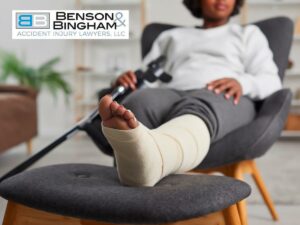 Injured person with leg in cast seeking a Settlement Offer from an insurance claim